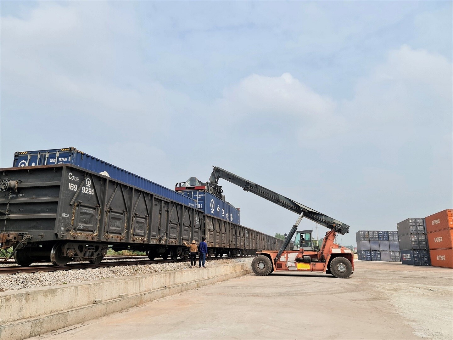 Lô hàng này gồm 35 container, được chia làm 2 đoàn tàu chạy sang ga biên giới đường sắt Trung Quốc, giải thể, lập thành đoàn tàu chuyên container đi tiếp đến ga Trịnh Châu (Hà Nam, Trung Quốc). Ảnh: Để có container tiêu chuẩn quốc tế xếp hàng, trước đó container đường sắt Trung Quốc được đưa về ga Kép để đi đóng hàng tại các nhà máy