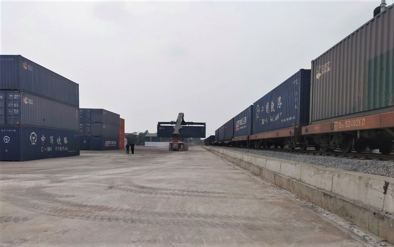 Phó Chủ tịch HĐND tỉnh Bắc Giang Nghiêm Xuân Hưởng cho biết, Bắc Giang là một trong 10 tỉnh xuất siêu lớn nhất cả nước năm 2022. Tổng giá trị xuất, nhập khẩu năm 2022 đạt 43,7 tỷ USD, tăng 40% so với năm 2021; trong đó xuất khẩu đạt 22,6 tỷ USD, tăng 42,4%. Do vậy, với việc đưa ga Kép vào hoạt động liên vận quốc tế sẽ đem lại thuận lợi lớn cho các doanh nghiệp trong tỉnh, giúp giải tỏa ách tắc hàng hóa tại biên giới, giảm bớt thời gian làm thủ tục thông quan hàng hóa, giúp giảm chi phí. Ảnh: Container đã xếp ván bóc tập kết bằng đường bộ về ga Kép, chờ xếp lên tàu
