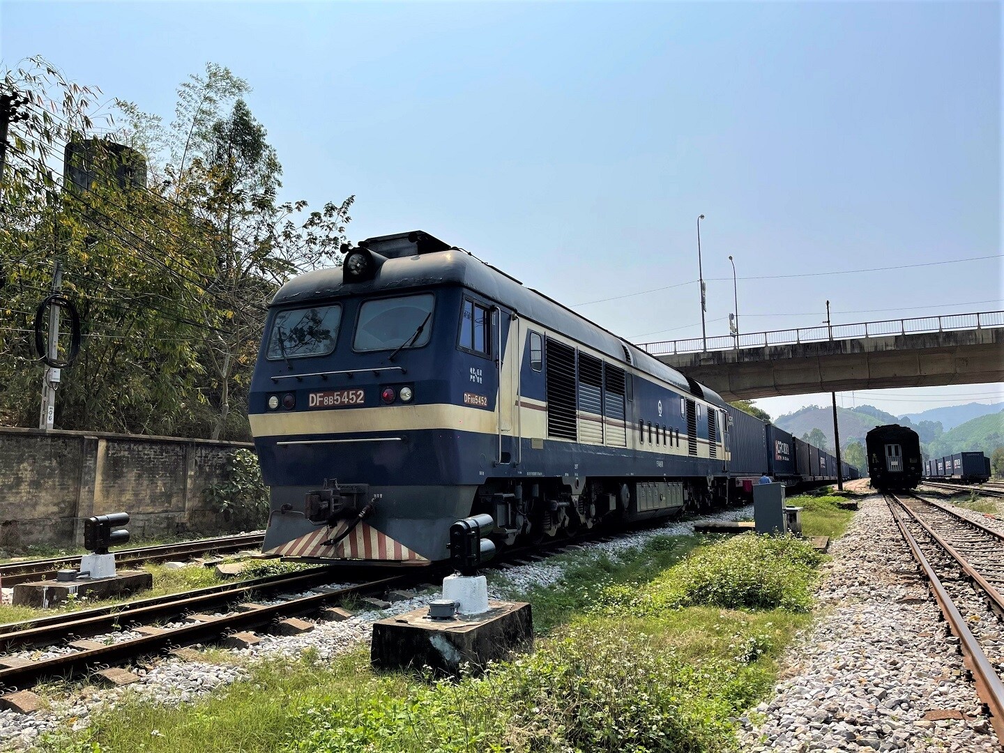 Tin từ Tổng công ty Đường sắt VN, hôm qua (26/2), tàu liên vận quốc tế vận chuyển hàng xuất khẩu Bắc Giang lập tại ga Kép đã thông quan, khởi hành ga Đồng Đăng sang đường sắt Trung Quốc. Đây là lô hàng đầu tiên từ ga Kép đi Trung Quốc sau khi hoạt động liên vận quốc tế được chính thức khai trương tại ga này vào 18/2 vừa qua. Ảnh: Tàu liên vận quốc tế chở gỗ do đầu máy Trung Quốc kéo từ ga Đồng Đăng