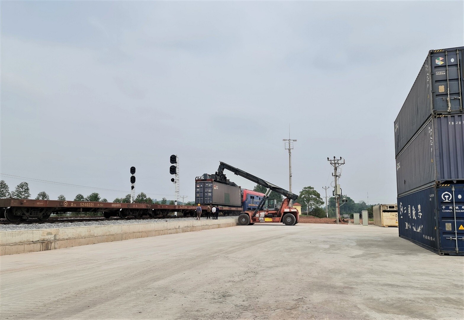 Tổng công ty Đường sắt VN cho biết, giai đoạn 1 (2023-2024), tại ga Kép sẽ tổ chức lập tàu liên vận quốc tế bình quân 1,5-2 đôi/ngày tuyến Kép - Đồng Đăng - Bằng Tường. Cùng đó, tổ chức lập, giải thể, tiếp chuyển tàu nội địa Bắc Nam 1 đôi/ngày. Dự kiến năng lực xếp dỡ bình quân/ngày 80-100 toa xe/container.