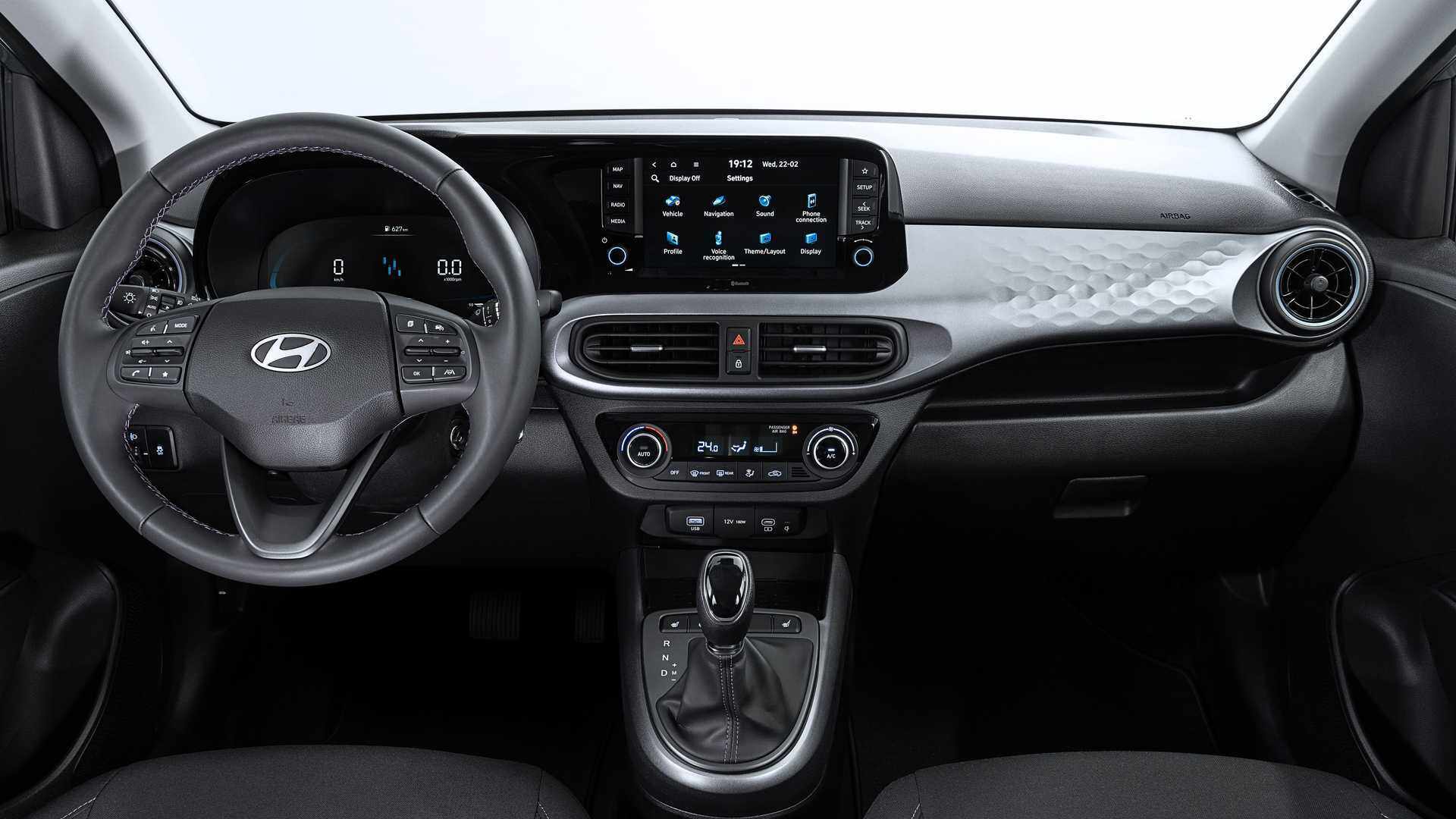 Thiết kế tổng thể nội thất Hyundai Grand i10 2023 không khác biệt đời trước. Tại châu Âu, các phiên bản tiêu chuẩn được trang bị bảng đồng hồ dạng màn hình 4,2 inch, màn hình trung tâm 8 inch hỗ trợ Apple CarPlay/ Android Auto không dây
