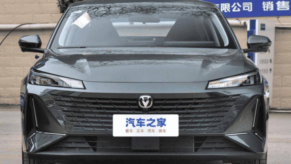 Chiếc sedan n&agrave;y c&oacute; ngoại h&igrave;nh kh&aacute; thể thao vời đ&egrave;n pha LED d&aacute;t mỏng, lưới tản nhiệt hiệu ứng 3D hay tay nắm cửa dạng ch&igrave;m