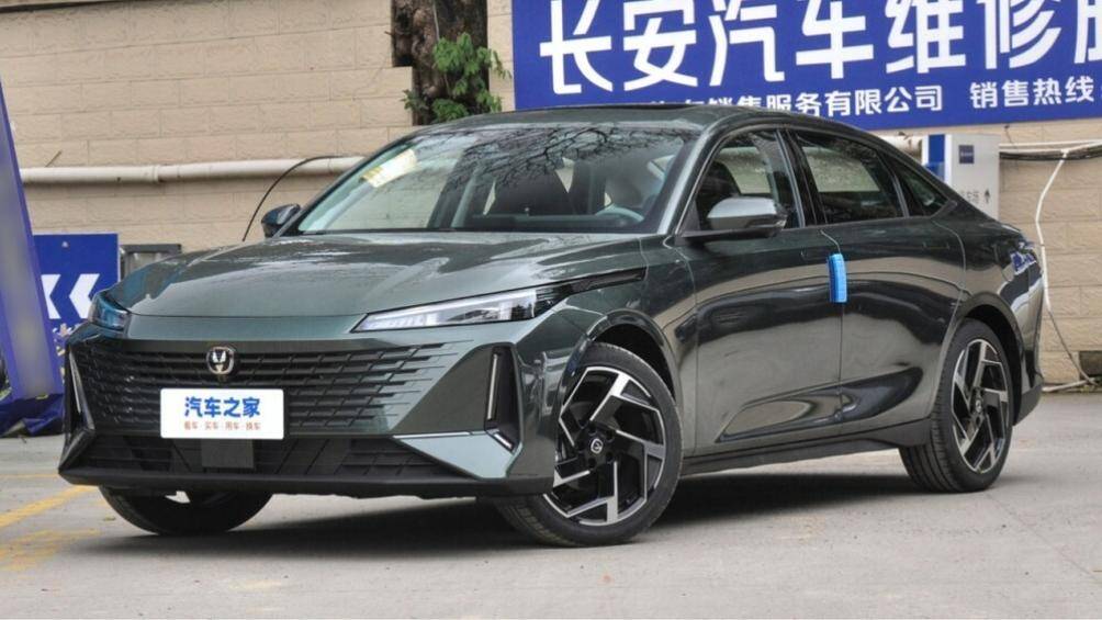 Mẫu sedan kiểu d&aacute;ng thể thao Changan Yida vừa ch&iacute;nh thức được mở b&aacute;n tại thị trường Trung Quốc