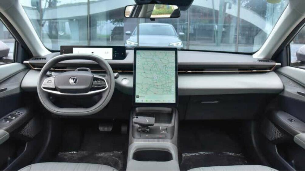 Nội thất của Changan Yida c&oacute; v&ocirc; lăng thể thao kh&ocirc;ng v&aacute;t đ&aacute;y, M&agrave;n h&igrave;nh trung t&acirc;m c&oacute; k&iacute;ch thước 13,2 inch khổng lồ, được dựng dọc v&agrave; bảng điều khiển 10,25 inch