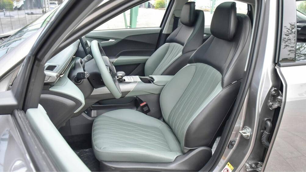 Changan Yida c&ograve;n được trang bị ghế sưởi, ghế trước chỉnh điện, hệ thống tự l&aacute;i L2 v&agrave; hệ thống camera 360 độ