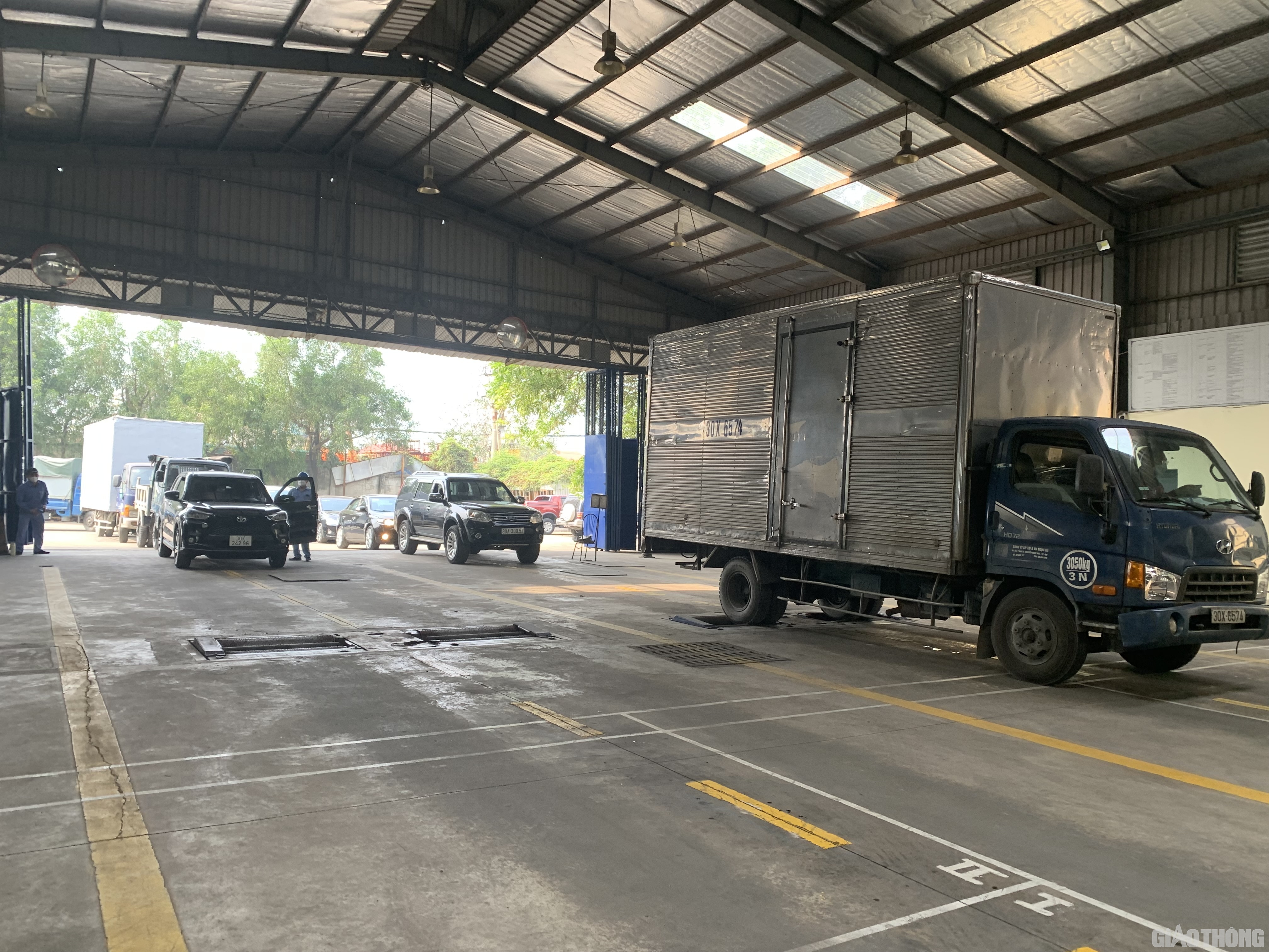 Ghi nhận của PV Báo Giao thông, khoảng 9h sáng, phía ngoài Trung tâm đăng kiểm 2906V (Tam Hiệp, Thanh Trì, Hà Nội) có khoảng hơn 30 phương tiện đang xếp hàng chờ đến lượt kiểm định