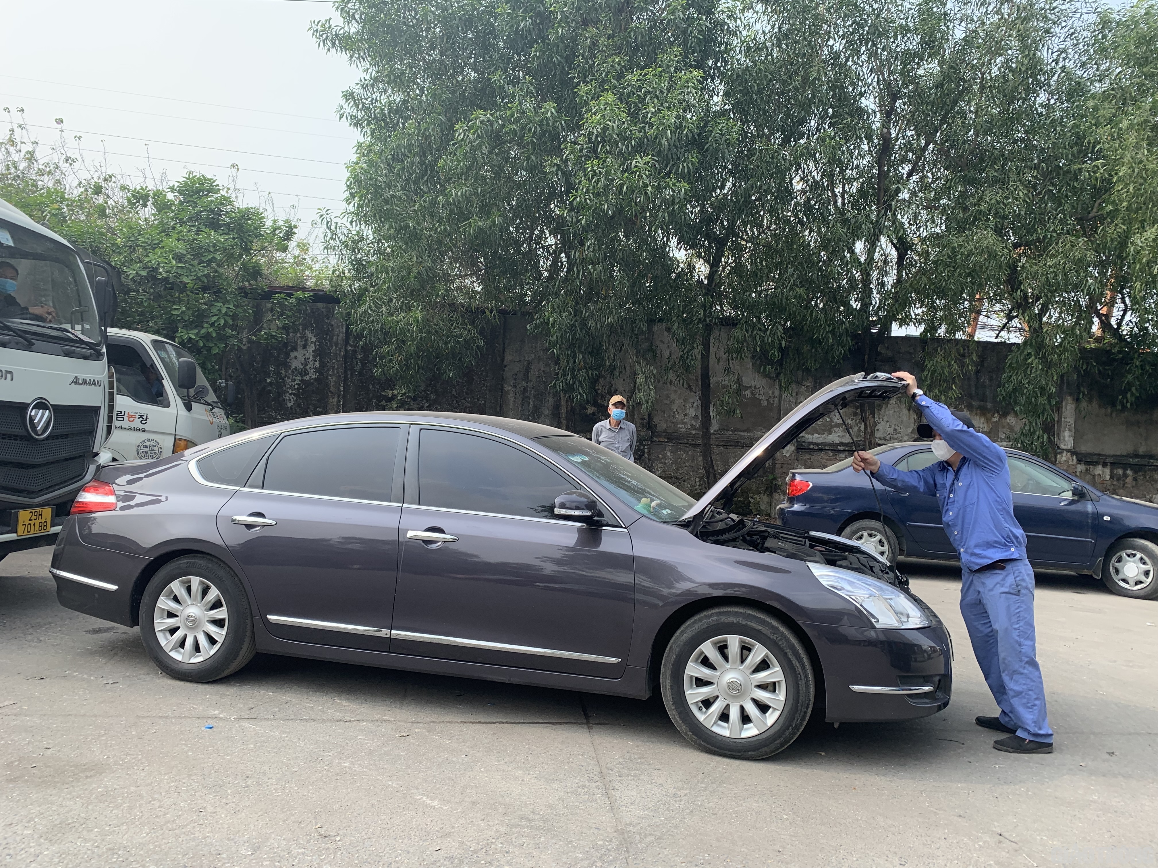 Lãnh đạo Trung tâm đăng kiểm 29-06V cho biết, hiện tại có 19 nhân sự đang làm việc tại đây trong đó có 8 đăng kiểm viên nằm diện bị khởi tố nhưng được tại ngoại, được Cục Đăng kiểm VN động viên quay trở lại làm việc, phục vụ nhu cầu của người dân