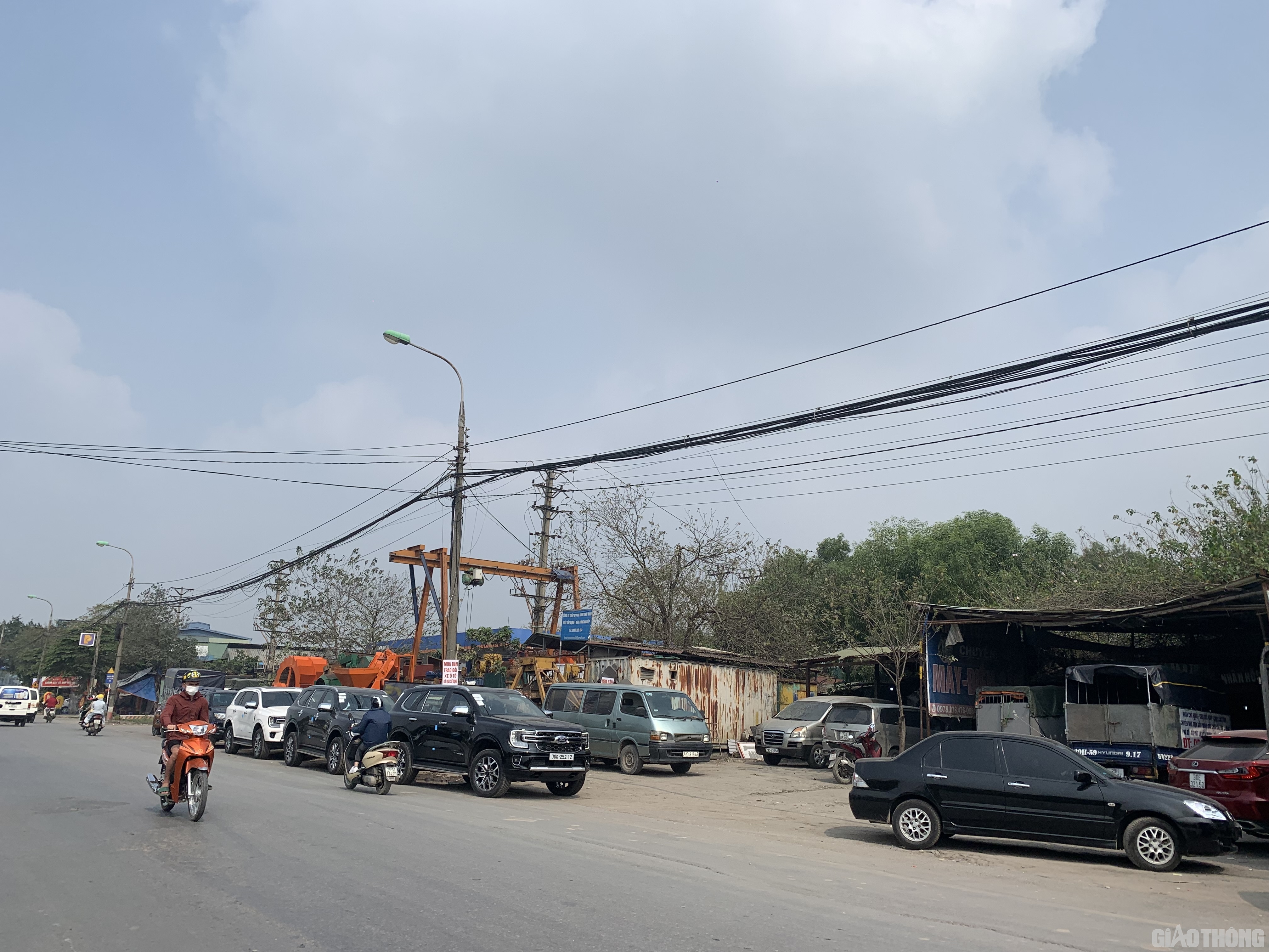 “Khách hàng muốn được giao xe đúng ngày, giờ để hợp phong thuỷ nhưng nhiều khi vì ùn tắc đăng kiểm mà trễ lịch. Hôm nay, tôi phải đưa khách hàng đi cùng để chứng kiến, hiểu cho vất vả của nhân viên bán hàng cũng như lĩnh vực đăng kiểm xe”, nhân viên bán hàng Ford Thanh Xuân nói