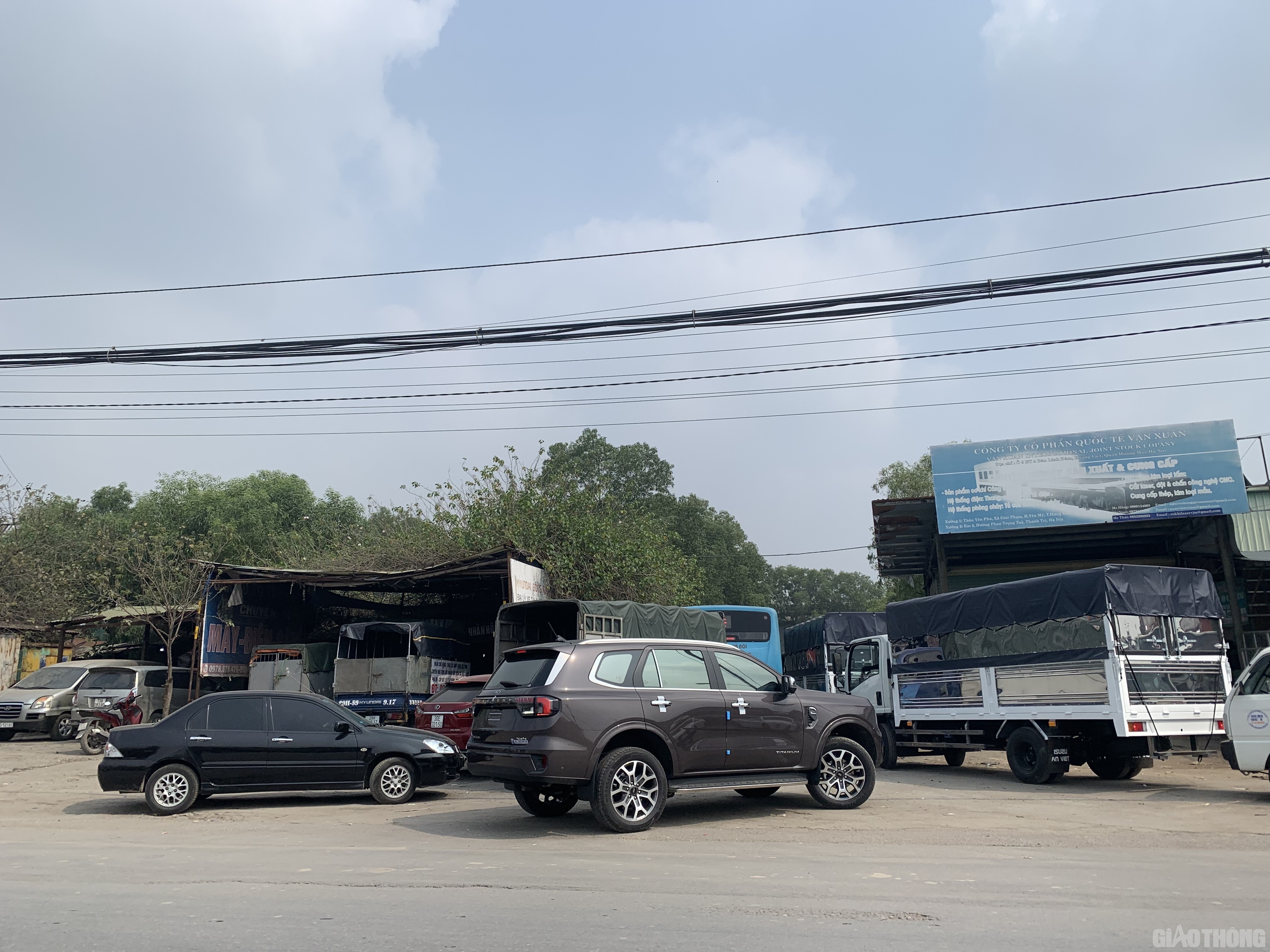 Trong khi đó, một nhân viên bán hàng tại đại lý Ford Thanh Xuân cho biết, việc các trung tâm đăng kiểm trên địa bàn liên tiếp đóng cửa do điều tra sai phạm đã khiến người dân vất vả khi đi kiểm định xe