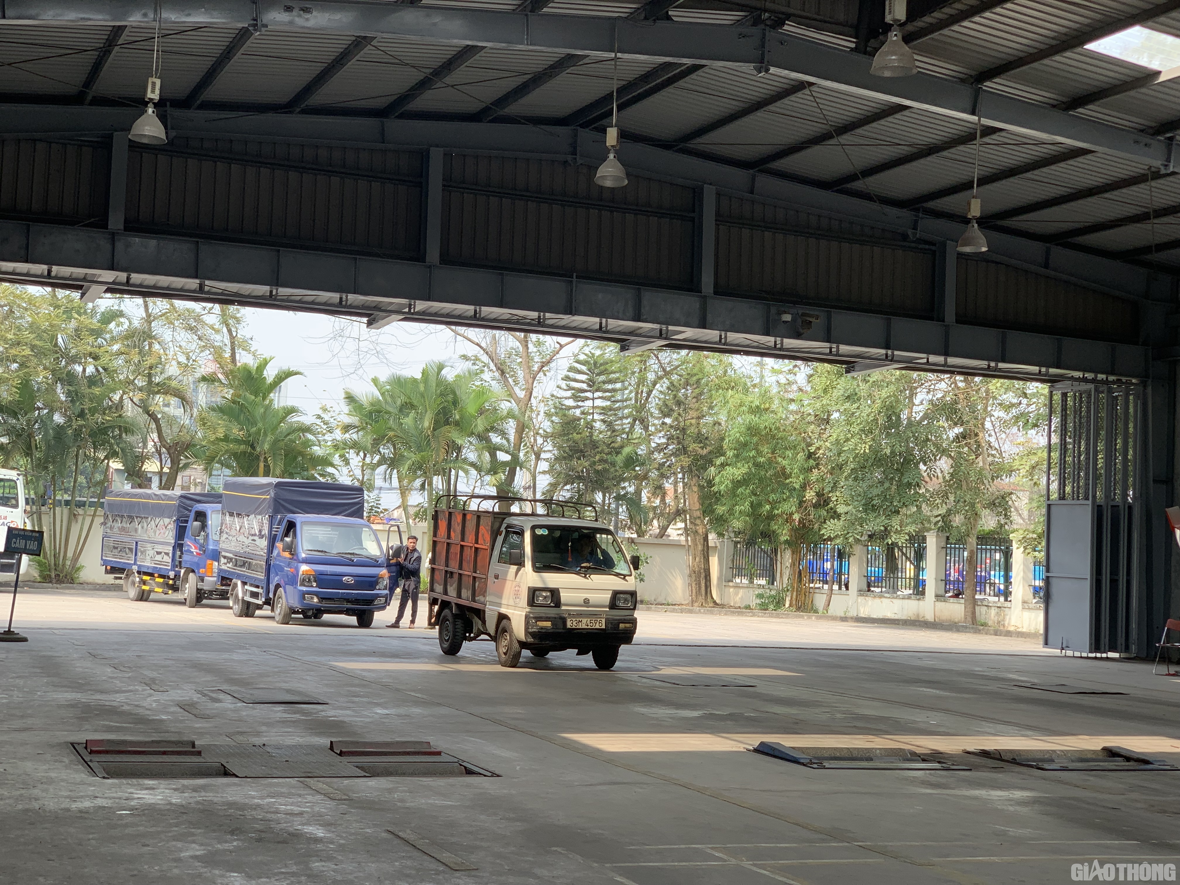 Do chỉ có 1 dây chuyền hoạt động nên tối đa mỗi ngày trung tâm đăng kiểm này chỉ kiểm định được 70 xe. Những ngày đăng kiểm viên biệt phái (nằm trong diện bị khởi tố nhưng tại ngoại) phải lên làm việc phối hợp điều tra với cơ quan công an, số lượng xe kiểm định sẽ bị ít đi do thiếu nhân sự