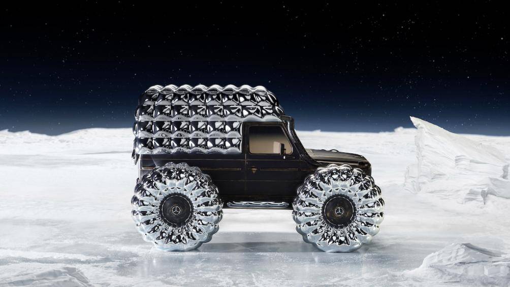 Phần thân của chiếc G-Class đời cũ từ năm 1979 với các đường nét thẳng cứng cáp tạo sự đối lập với bánh xe và vòm mui phồng lên như áo phao