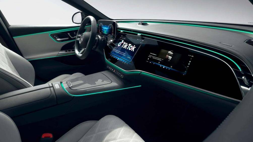 Mercedes vừa h&eacute; lộ thiết kế nội thất của chiếc E-Class 2024 thế hệ tiếp theo với nhiều trang bị ho&agrave;n to&agrave;n mới
