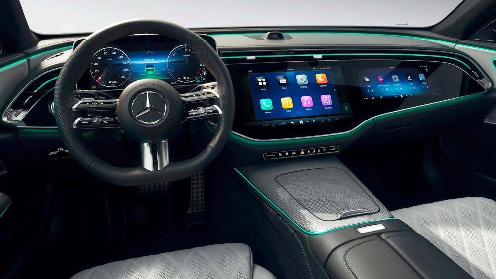 Chiếc Mercedes W214 hạng sang n&agrave;y c&oacute; nội thất với bảng điều khiển 3 m&agrave;n h&igrave;nh kh&aacute; giống với cabin của chiếc Mercedes EQE