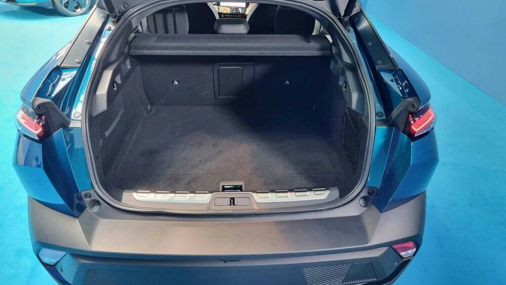 Bên trong xe, Peugeot 408 2023 được trang bị nội thất 5 chỗ ngồi và khoang hành lý 536 lít hoặc 1.611 lít nếu ghế sau gập xuống