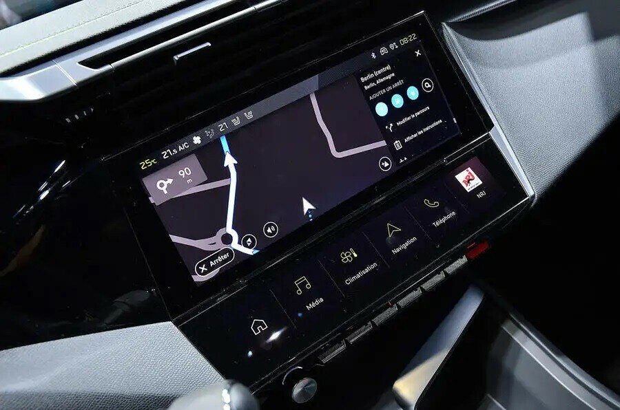 Bên cạnh đó là màn hình thông tin giải trí dạng cảm ứng 10 inch, hỗ trợ Apple CarPlay/Android Auto không dây, kết nối bluetooth...