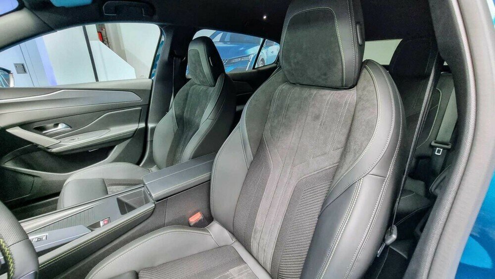 Ghế của Peugeot 408 2023 có thể bọc bằng nỉ, Alcantara, da tiêu chuẩn hoặc da Nappa. Bản cao cấp nhất, xe có ghế lái chỉnh điện 10 hướng, nhớ 2 vị trí...