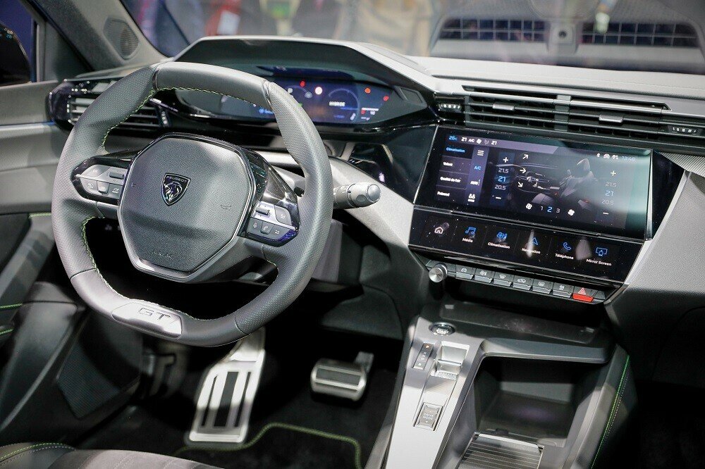 Với sự hỗ trợ của mô-tơ điện, pin nên 408 Hybrid 225 e-EAT8 2023 có công suất tổng cộng 225 mã lực và mô-men xoắn cực đại 360 Nm