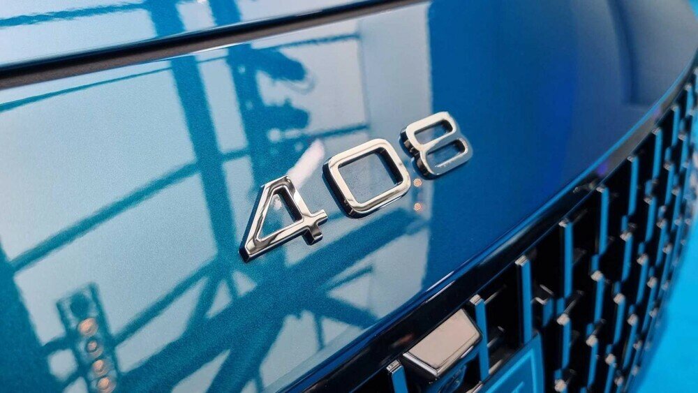 Peugeot 408 2023 không có tùy chọn động cơ xăng thông thường mà được thay thế bằng hệ truyền động plug-in hybrid (PHEV) tiết kiệm xăng