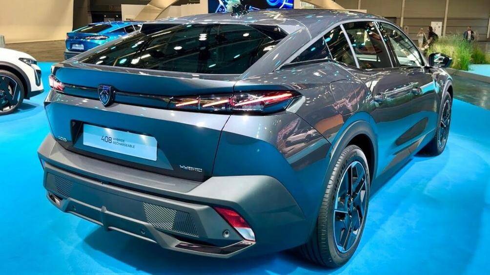 Ở phía sau, cụm đèn hậu LED nằm ngang với thiết kế hẹp và tạo hình móng vuốt bên trong