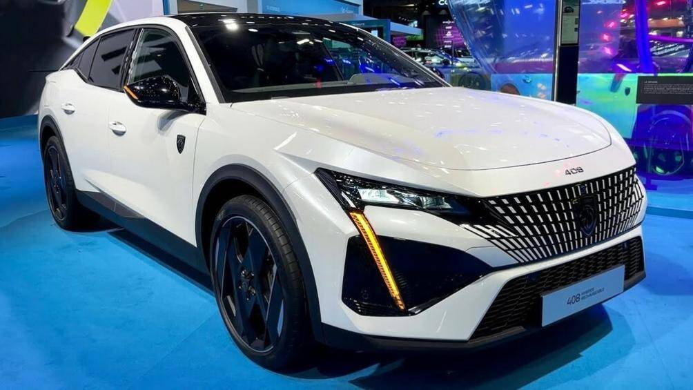 Phiên bản PHEV thứ hai là Peugeot 408 Hybrid 225 e-EAT8 2023, dùng động cơ xăng như trên nhưng có công suất tối đa tăng lên 180 mã lực