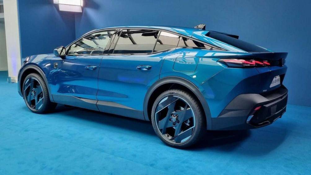 Một số tính năng tiện ích trên xe như hệ thống hỗ trợ đỗ xe 360 độ đi kèm 4 camera, hệ thống quan sát ban đêm, phanh khẩn cấp tự động...