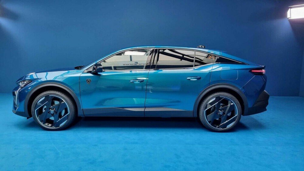 Bên sườn, Peugeot 408 2023 có những đường cắt và dập gân sắc sảo. Vành la-zăng có thiết kế lạ mắt và logo của hãng Peugeot trên cửa trước