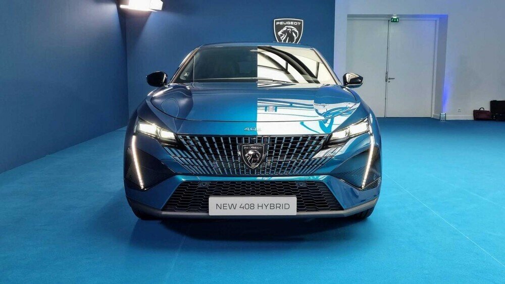 Xe có lưới tản nhiệt không viền, cụm đèn pha LED ma trận thanh mảnh và dải đèn LED định vị ban ngày kéo dài xuống cản trước như cặp răng nanh