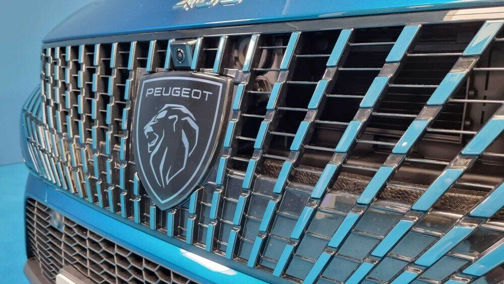 Peugeot 408 Hybrid 180 e-EAT8 2023 mới với động cơ xăng 4 xi-lanh, dung tích 1.6L, tạo ra công suất tối đa 150 mã lực và mô-men xoắn cực đại 250 Nm