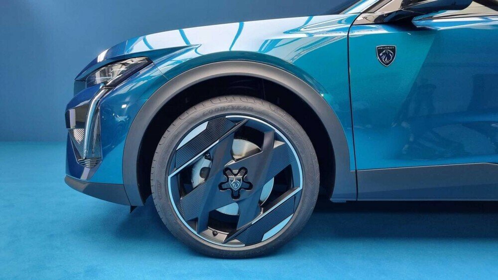 Kết hợp với mô-tơ điện mạnh 110 mã lực, cụm pin lithium-ion 12,4 kWh cho công suất tối đa 180 mã lực và mô-men xoắn cực đại 360 Nm