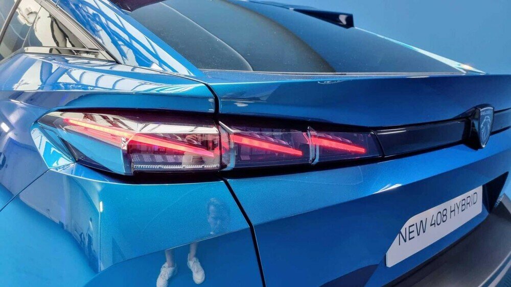 Cả hai phiên bản đều có thể dùng bộ sạc chậm AC 7,4 kW, cho phép sạc đầy pin trong thời gian 1 tiếng 55 phút