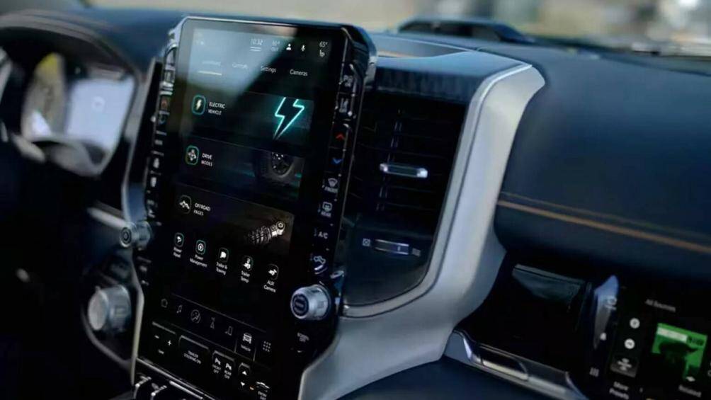 Điểm nhấn nổi bật nhất là việc Ram bổ sung thêm màn hình mới nằm trên mặt táp-lô, bên ghế phụ lái