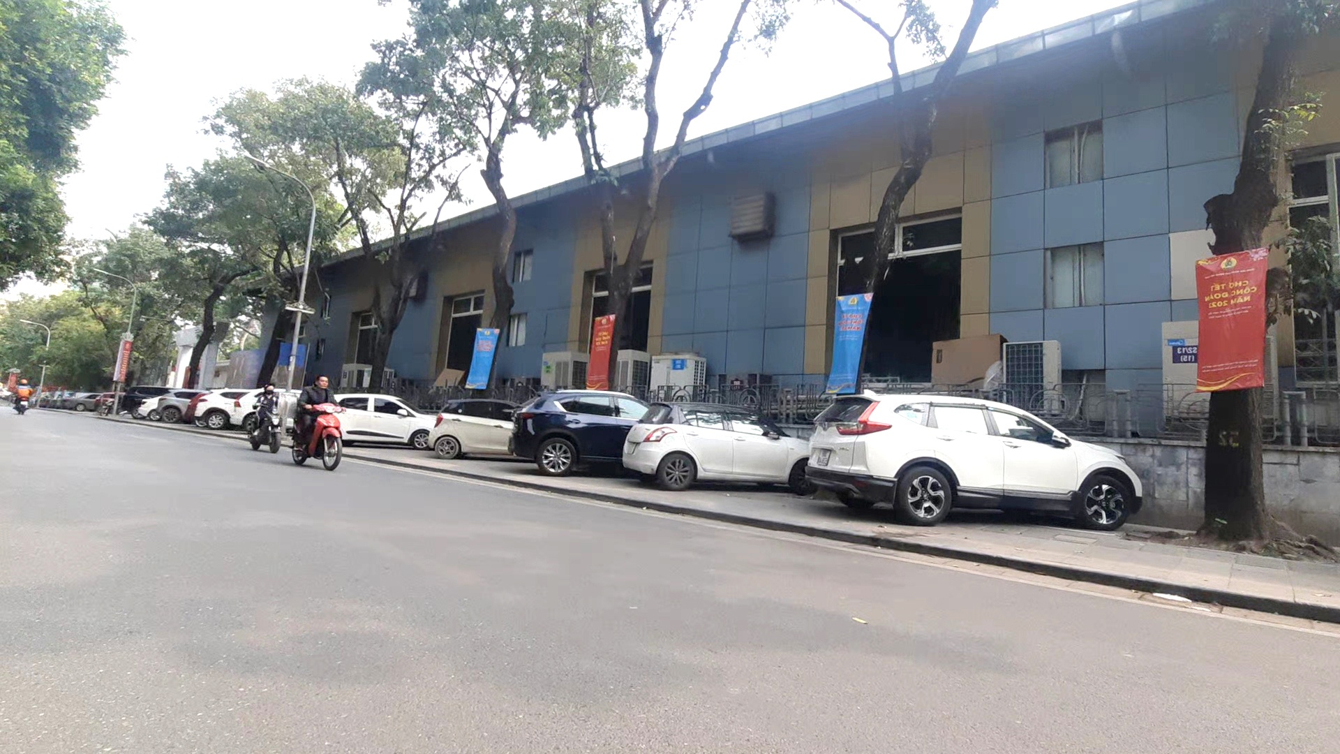 Nhiều ngày có mặt tại phố Trần Bình Trọng, PV nhận thấy, vỉa hè tại đây đã bị ô tô bủa vây.