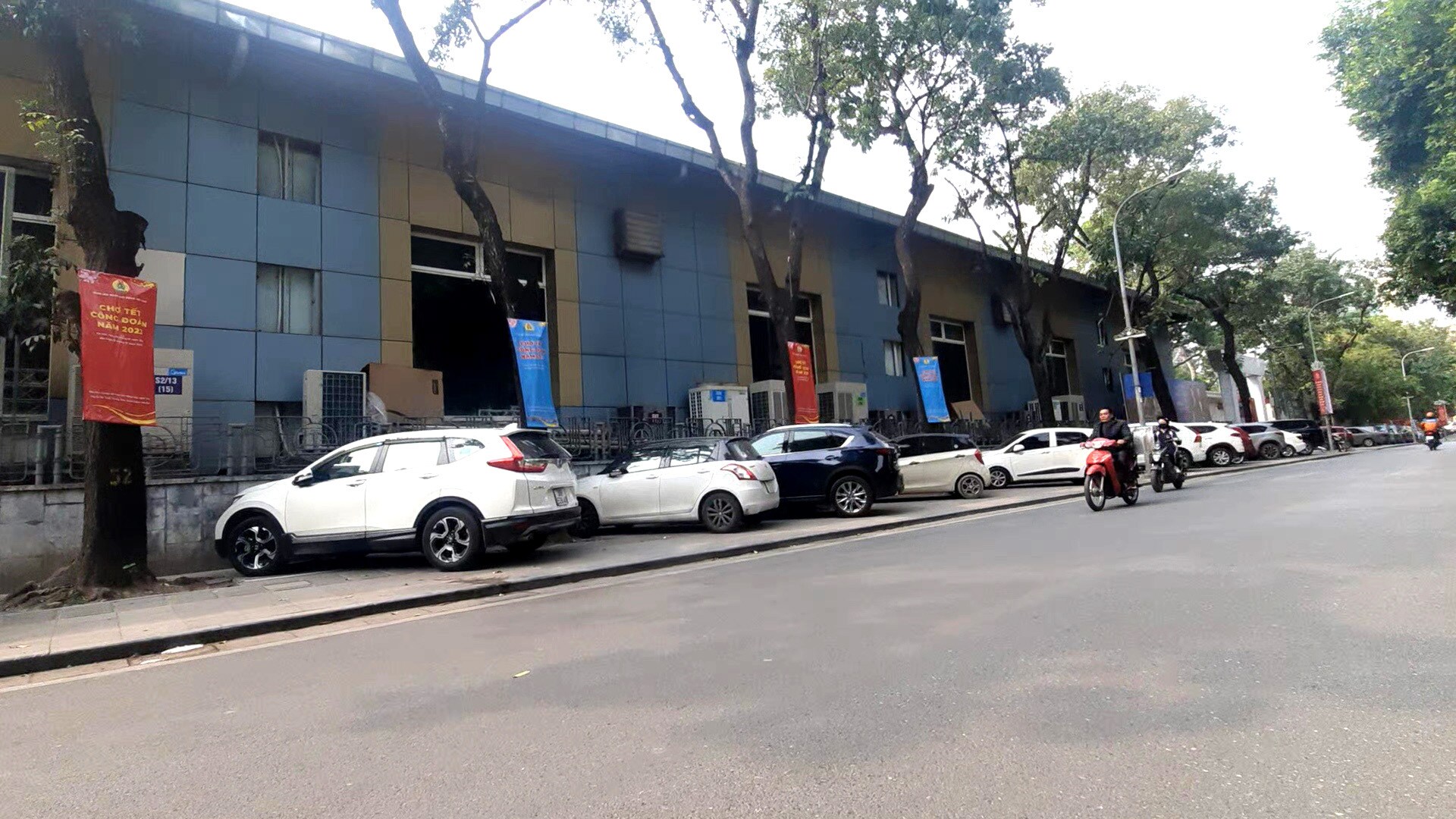 Trao đổi với PV, đại diện Công ty Cổ phần 901 cho biết, những chiếc xe ô tô này không phải là phía công ty trông giữ. "Người dân tự để ô tô ở đó, chúng tôi không trông giữ những phương tiện này", đại diện Công ty Cổ phần 901 cho hay.