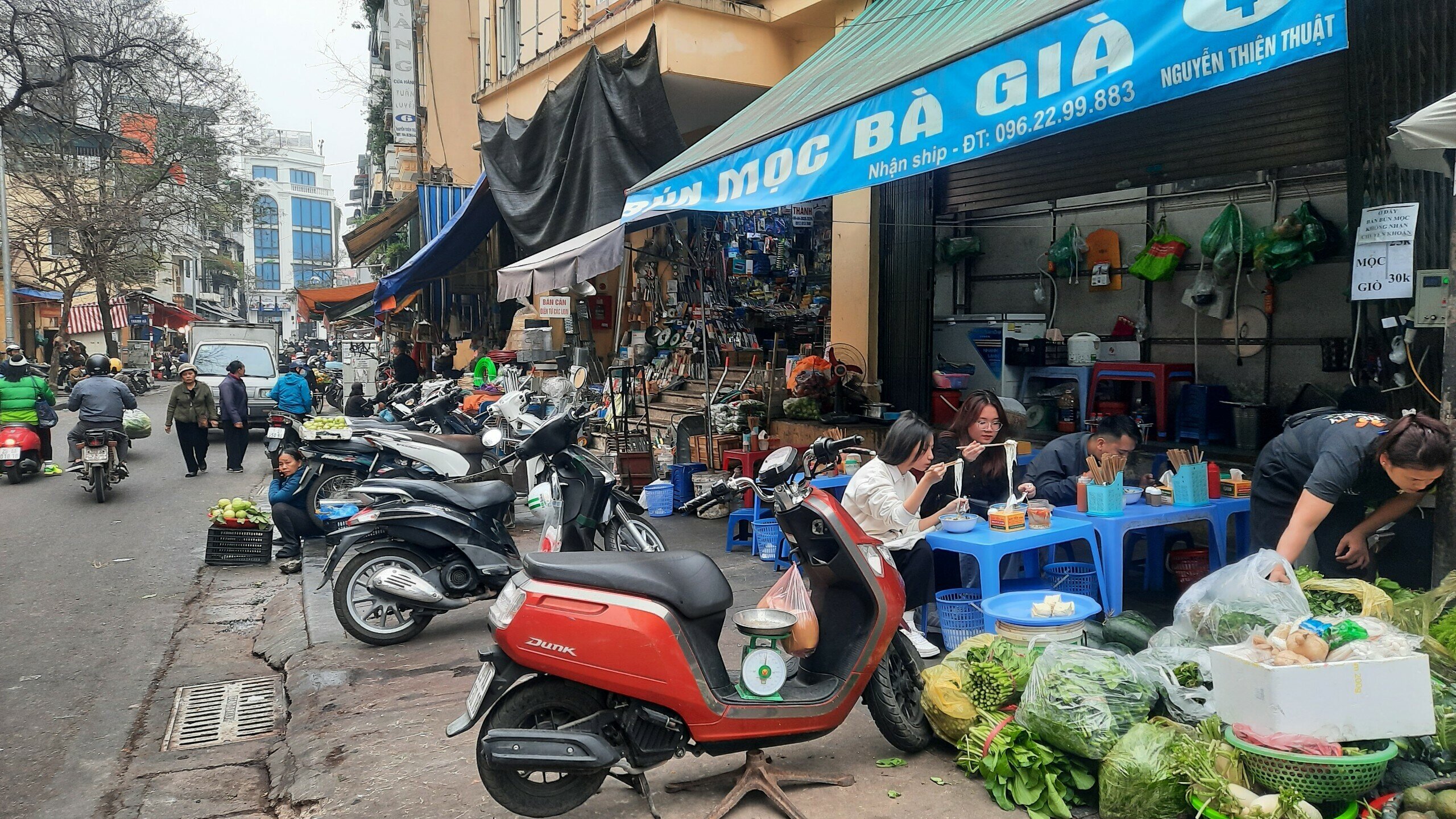 Một đoạn vỉa hè tại phố Nguyễn Thiện Thuật (quận Hoàn Kiếm) cũng bị chiếm dụng không còn một lối đi cho người đi bộ.