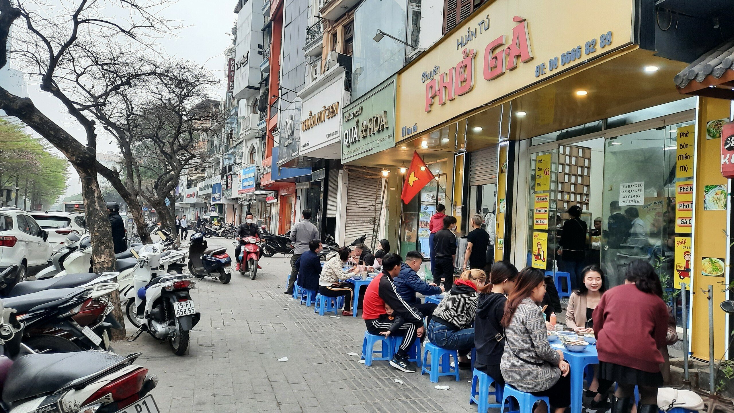 Quán phở gà (địa chỉ 61 Đào Tấn, phường Ngọc Khánh) ngang nhiên xếp hàng dài bàn, ghế ra vỉa hè để phục vụ khách hàng ăn uống.