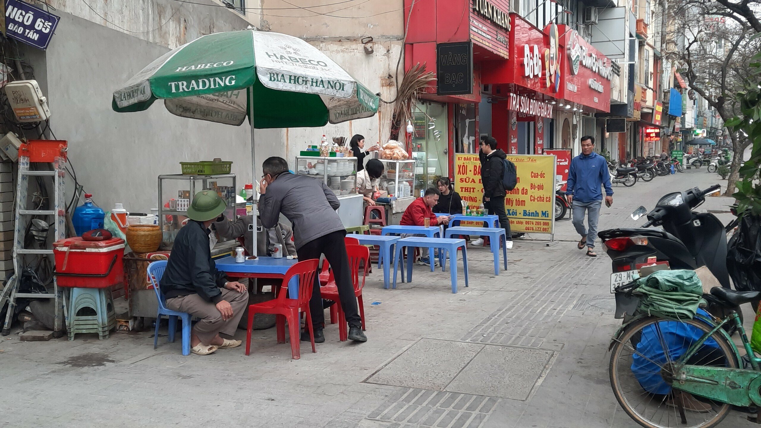 Ngay cạnh đó, các quán bún, phở, trà đá... cũng bày đủ các loại bàn, ghế, dụng cụ bán hàng ra vỉa hè.