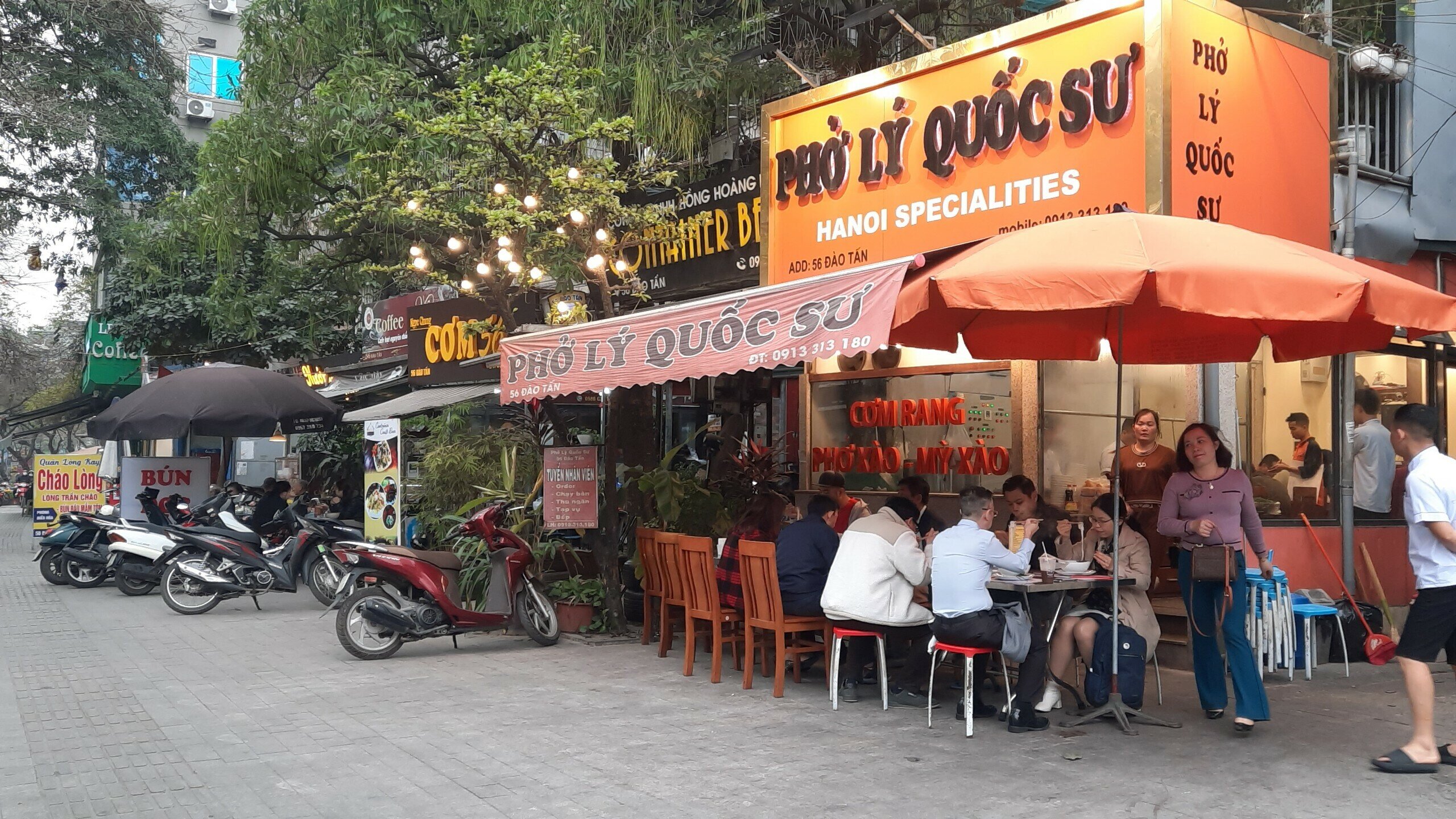 Quán phở mang tên Lý Quốc Sư, cháo lòng Kay, bún Lộc vừng trên đường Đào Tấn cũng đua nhau để biển hiệu, bạt che, bàn ghế ra vỉa hè.