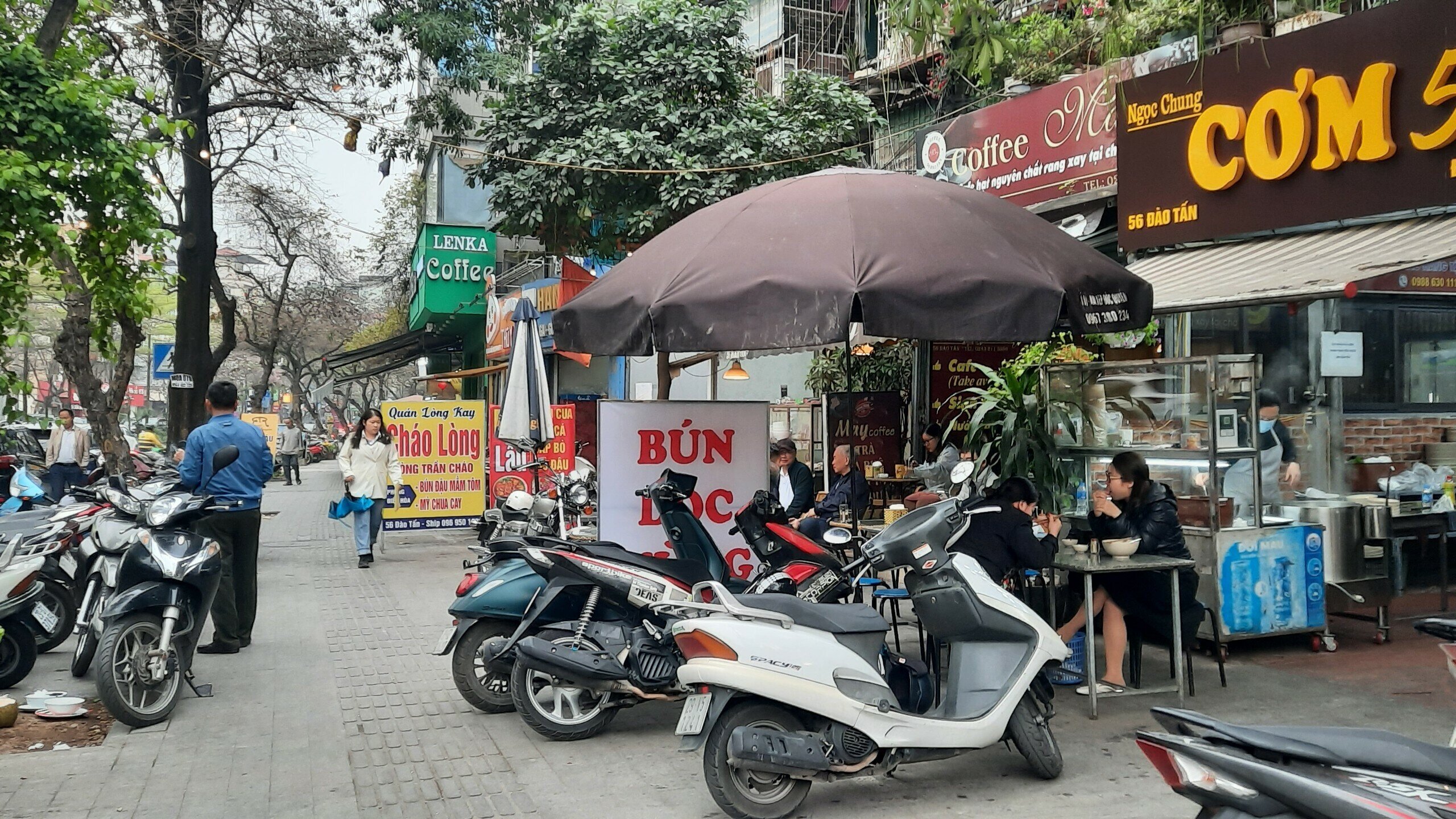Tại phố Đào Tấn (quận Ba Đình), những hàng quán lấn chiếm vỉa hè san sát.