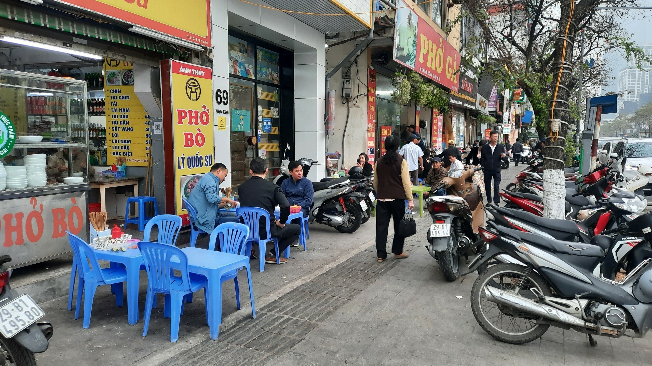 Nhiều điểm ở vỉa hè trên phố Văn Cao (phường Liễu Giai, quận Ba Đình) cũng phổ biến tình trạng vỉa hè bị lấn chiếm để biến thành nơi kinh doanh đồ ăn uống.