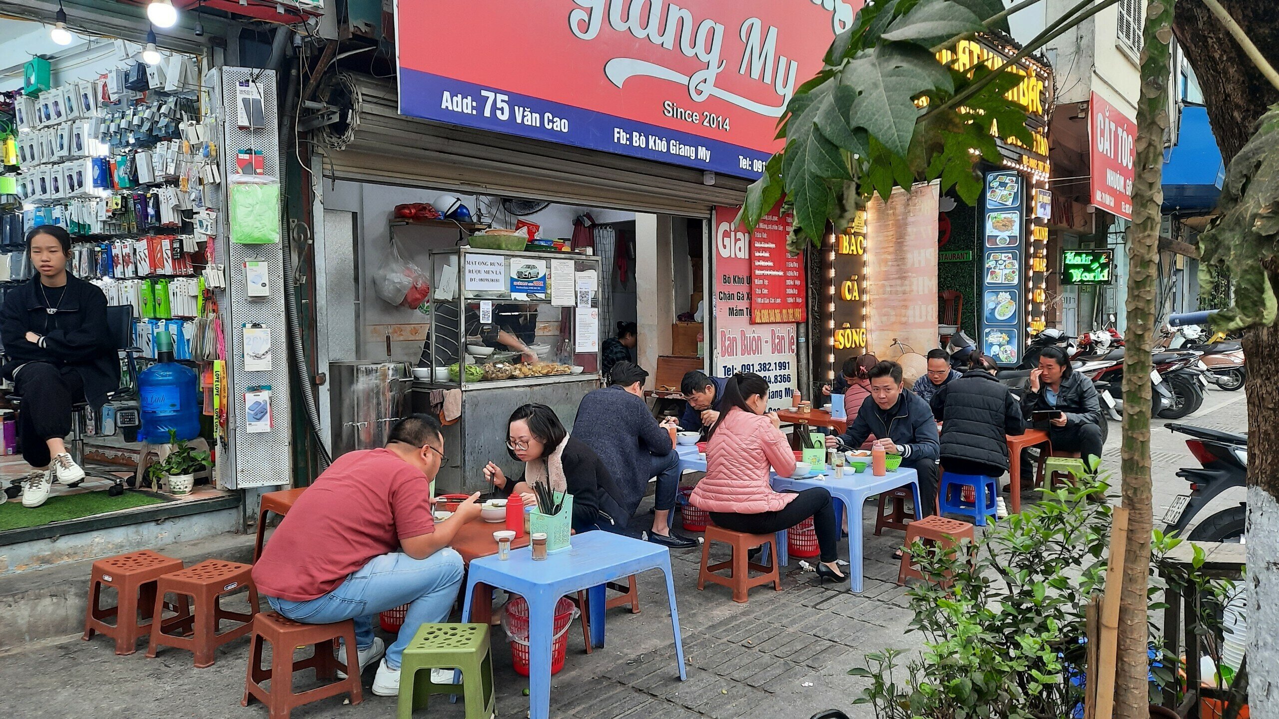 Cửa hàng phở Giang My địa chỉ 71 Văn Cao là một điển hình cho việc chiếm dụng vỉa hè. Chủ cửa hàng này đã xếp nhiều hàng bàn, ghế để phục vụ du khách ăn uống.
