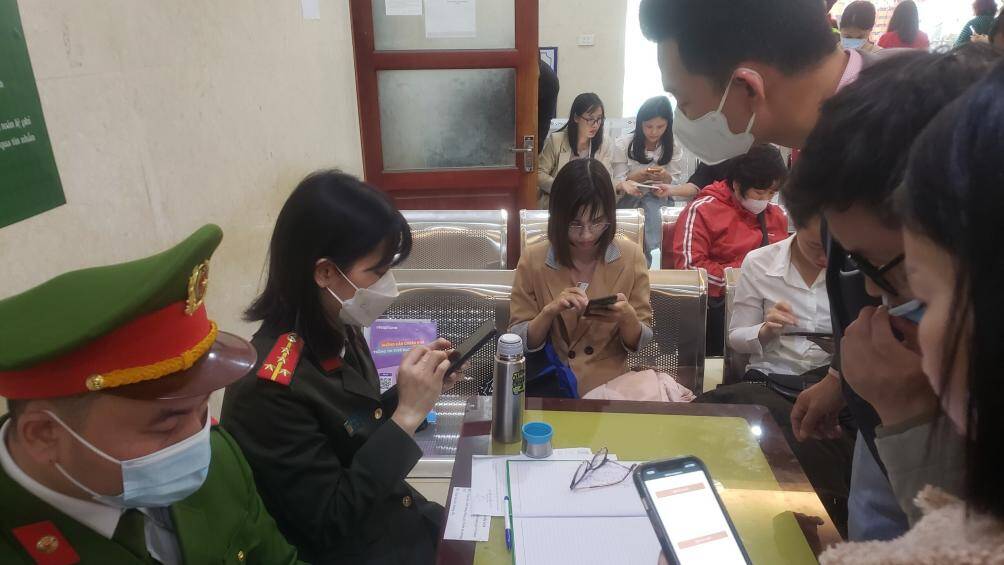 Người được cấp hộ chiếu gắn chip điện tử sẽ được ph&iacute;a nước ngo&agrave;i ưu ti&ecirc;n khi x&eacute;t duyệt cấp thị thực nhập cảnh. Hiện nay, tr&ecirc;n thế giới c&oacute; tr&ecirc;n 100 quốc gia v&agrave; v&ugrave;ng l&atilde;nh thổ sử dụng hộ chiếu điện tử.