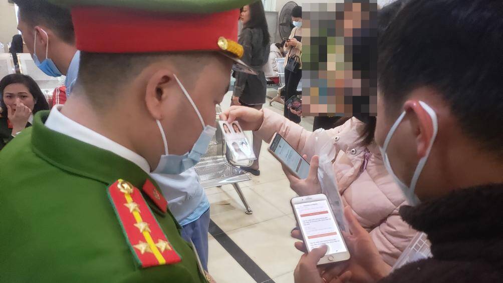 Lực lượng chức năng phải l&agrave;m việc li&ecirc;n tục nhiều giờ đồng hồ để hỗ trợ người d&acirc;n trong việc l&agrave;m hộ chiếu.