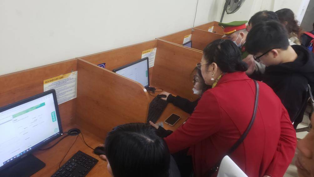 L&agrave; người đến để l&agrave;m hộ chiếu đi Đ&agrave;i Loan, b&agrave; Hạnh cho biết: "T&ocirc;i kh&ocirc;ng r&otilde; c&aacute;ch đăng k&yacute; trực tuyến n&ecirc;n đến đ&acirc;y để đăng k&yacute;. D&ugrave; đ&ocirc;ng người nhưng lực lượng vẫn chia đều nhau để hỗ trợ người d&acirc;n".