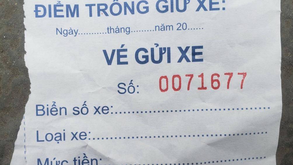 Những người gửi xe chỉ được ph&aacute;t 1 v&eacute; gửi kh&ocirc;ng ghi ng&agrave;y th&aacute;ng, kh&ocirc;ng ghi r&otilde; số tiền, kh&ocirc;ng c&oacute; BKS của xe.