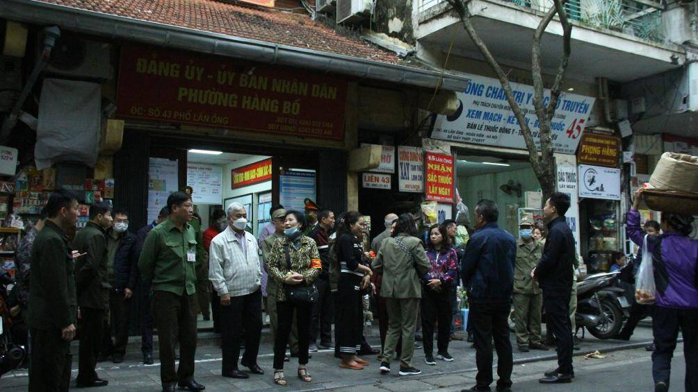 Thực hiện kế hoạch của Ban Chỉ đạo 197 TP Hà Nội, sáng ngày 1/3, UBND phường Hàng Bồ cùng Công an quận Hoàn Kiếm, Công an phường Hàng Bồ ra quân xử lý vi phạm vỉa hè với phương châm "giành lại vỉa hè phong quang, sạch đẹp cho người đi bộ".