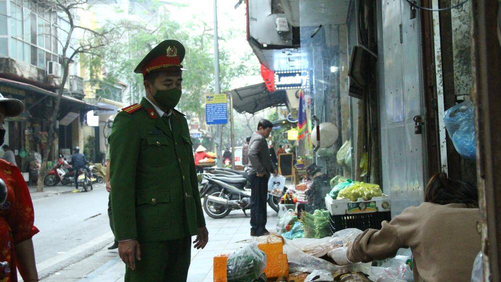 Được biết, trên địa bàn phường Hàng Bồ có 11 tuyến đường nên lực lượng chức năng cùng cán bộ các cơ sở đã chia thành 2 mũi đi tuần tra, kiểm soát và xử lý vi phạm.