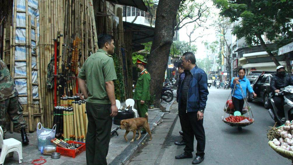 Trong đợt ra quân xử lý vi phạm vỉa hè này, UBND phường Hàng Bồ cũng huy động thêm các ban ngành và các cán bộ cơ sở của khu dân cư, tổ dân phố.