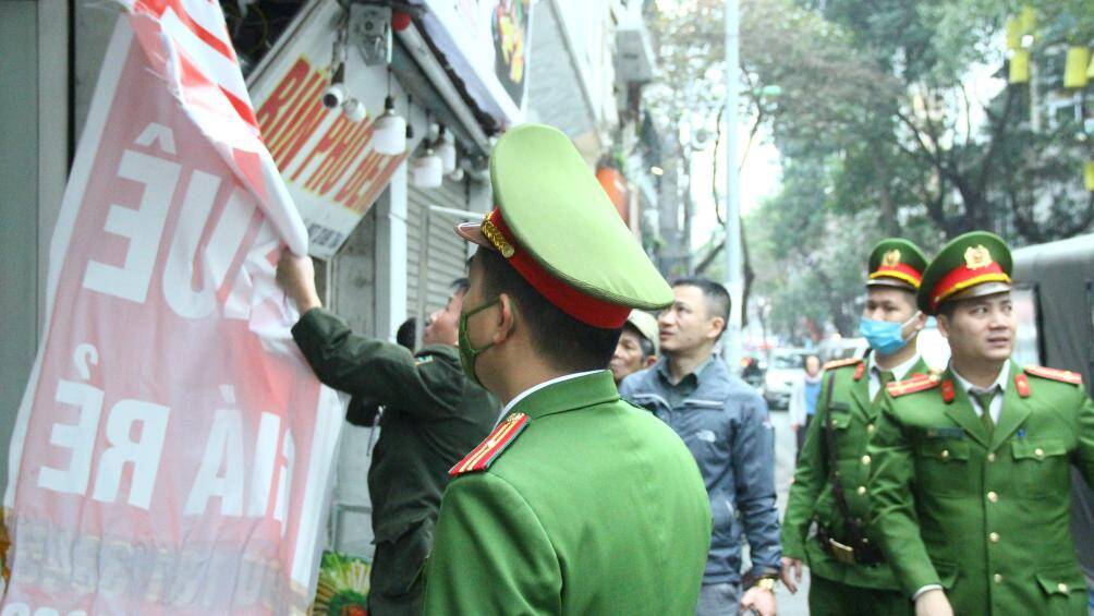 Tổ công tác kiên quyết tháo dỡ, xử lý những trường hợp cố tình vi phạm vỉa hè.