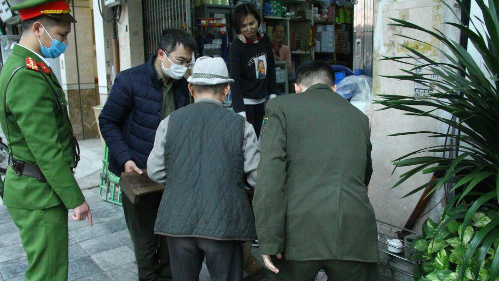 Tổ công tác thu giữ đồ nghề bán trà đá của một người đàn ông đứng tuổi bán trên vỉa hè. "Tôi biết việc bán nước ở vỉa hè là không đúng nhưng vì mưu sinh thôi", người đàn ông bán trà đá này cho hay.