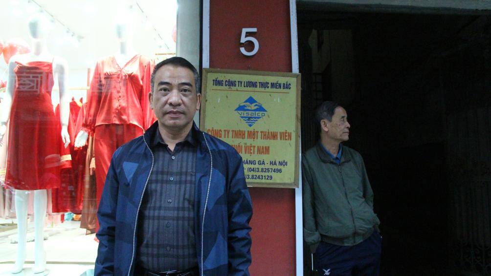 Phó Chủ tịch UBND phường Hàng Bồ cho biết: "Việc kiểm tra, xử lý và giải quyết đối với các vi phạm về trật tự giao thông, đô thị, vệ sinh môi trường thì phường vẫn liên tục triển khai. Năm nay, phường lập nhóm trên mạng xã hội để nhận phản ánh về việc vi phạm vỉa hè.